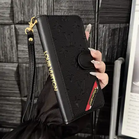 iphone17ブランド gucci グッチ アイホン17 ケース  サメの口